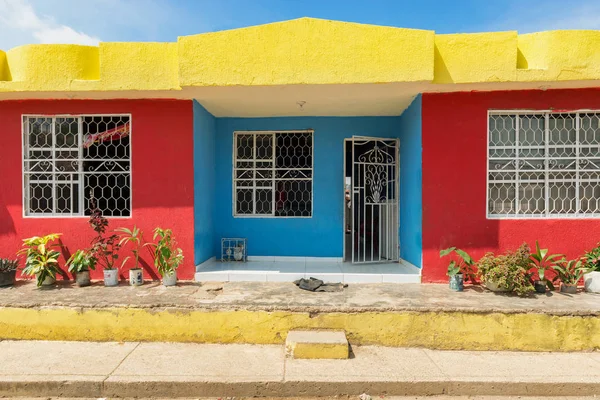 Красочный фасад дома в Паленке, Колумбия . — стоковое фото