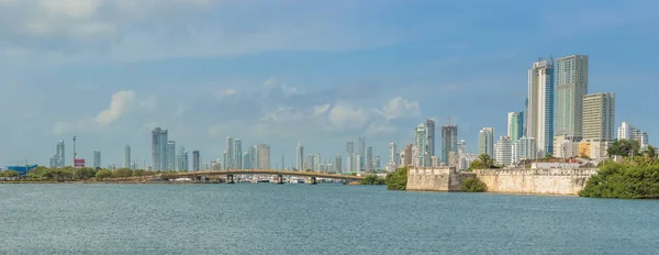 Vista panorâmica nos edifícios de arranha-céus em parte de luxo do carro — Fotografia de Stock