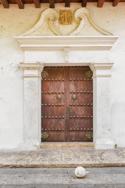 Puerta de entrada colonial histórica con llamador en Cartagena, Colo —  Fotos de Stock