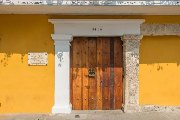 Porta de entrada histórica e colonial com batedor em Cartagena, Colo — Fotografia de Stock