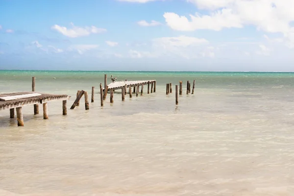 Destruido muelle de madera y pintoresco, relajante vista al mar — Foto de Stock