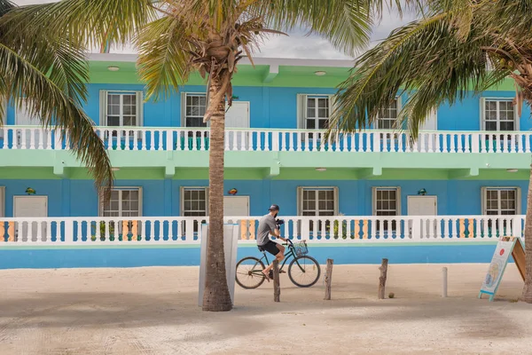 Adam Caye Caulker, Belize otelin önünde bisikletle. — Stok fotoğraf