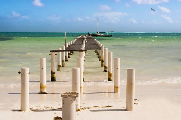 Destruido muelle de madera y pintoresco, relajante vista al mar — Foto de Stock