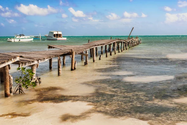 Muelle de madera muelle, barcos y vista al mar en Caye Caulker Belice Ca — Foto de Stock