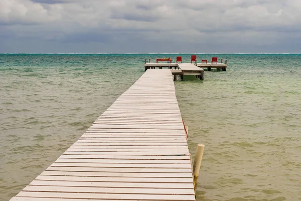Muelle de madera y vista al mar en calafatín Caye Belice Caribe — Foto de Stock