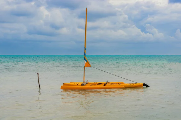 Malerische karibische Meereslandschaft mit kleinem Katamaranblick — Stockfoto