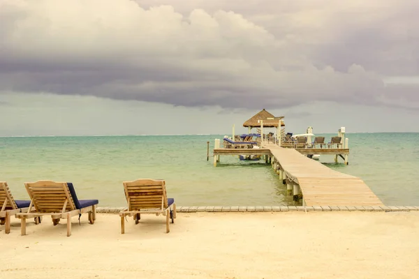 Muelle de madera y vista al mar en calafatín Caye Belice Caribe — Foto de Stock