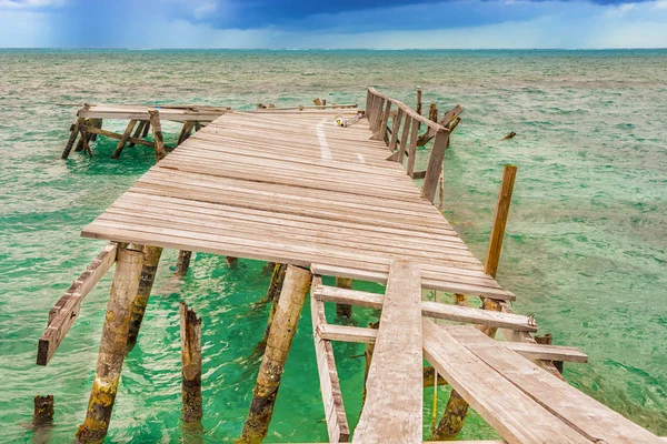 Caye Caulker ベリーズ Caribbea で木製の桟橋がドックとオーシャン ビュー — ストック写真