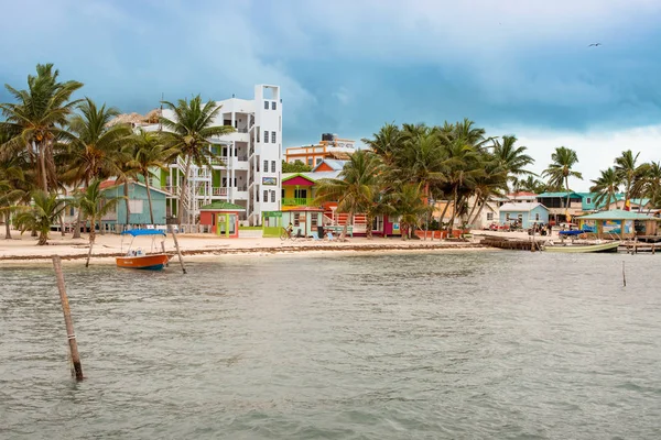 Binalar Caye Caulker Belize sahilde. — Stok fotoğraf