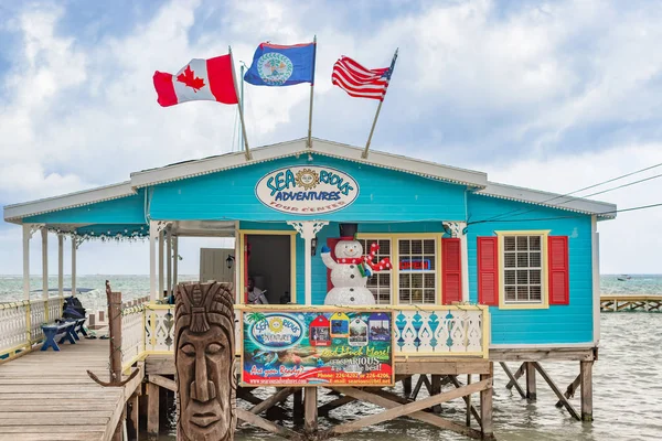 Tour center op houten pier dock in Caye Caulker, Belize. — Stockfoto