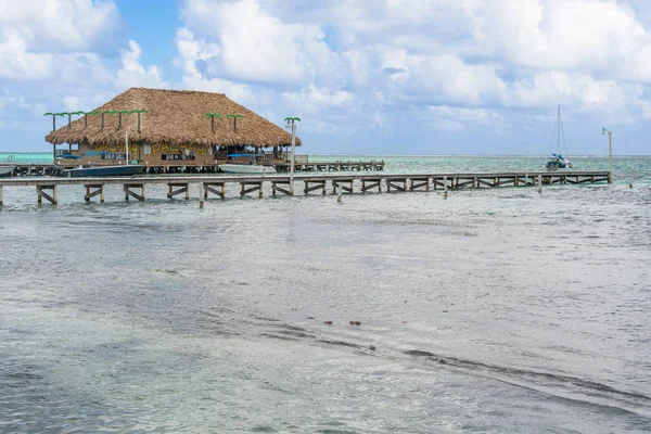 Caye Caulker ベリーズ Ca で木製の桟橋がドックとオーシャン ビューのバー — ストック写真