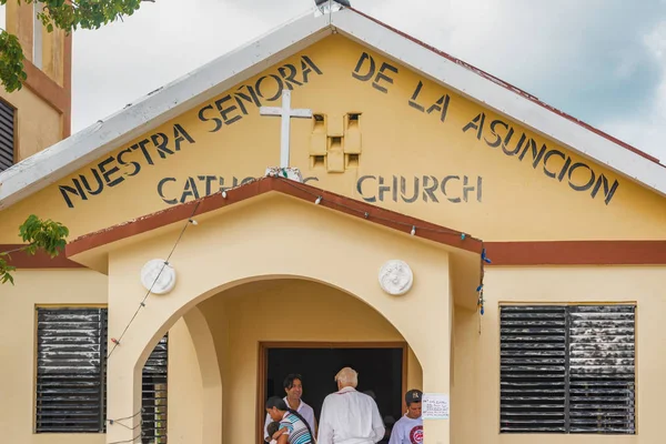 Kleine katholieke kerk op het eiland Caye Caulker in Belize. — Stockfoto