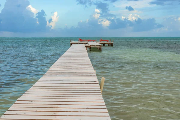 Quai en bois et vue sur l'océan à Caye calfeutrage Belize Caraïbes — Photo