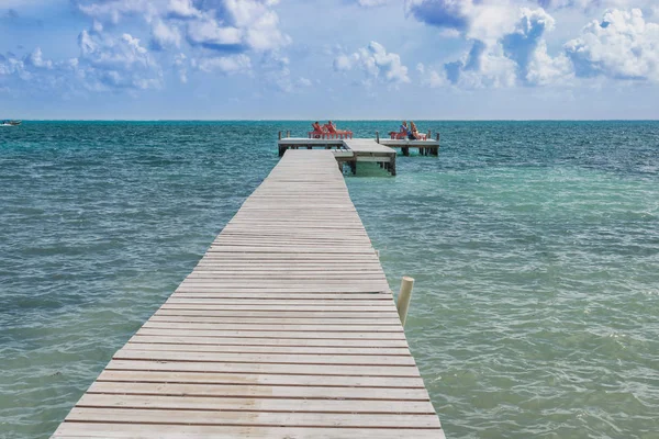 Dock drewniane molo morze w Caye caulker, Belize Karaibów — Zdjęcie stockowe