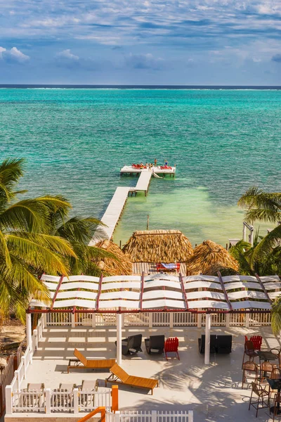 Doca de cais de madeira e vista para o mar em Caye caldeirão Belize Caribe — Fotografia de Stock