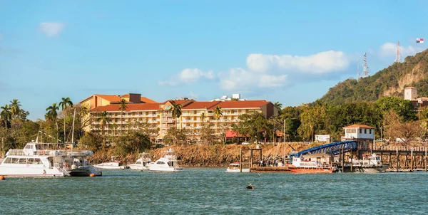 Hotel at the marina in Panama City. — Stock Photo, Image