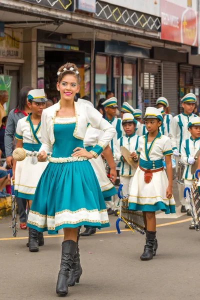 Gente marchando en desfile en la ciudad de Chitre Panamá —  Fotos de Stock