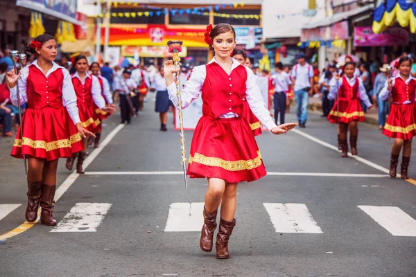 People marching in parade in town of Chitre Panama — Stock Photo, Image