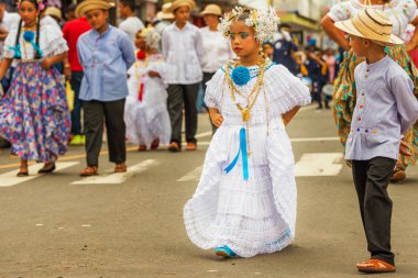 Pollera Panama, c geçit töreninde yürüyen genç kızlar