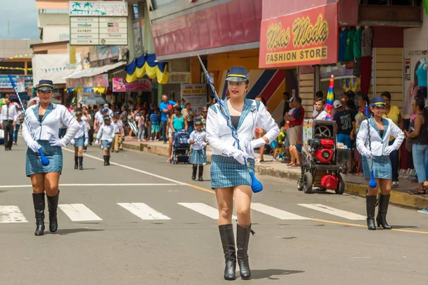 Pessoas marchando em desfile na cidade de Chitre Panamá — Fotografia de Stock