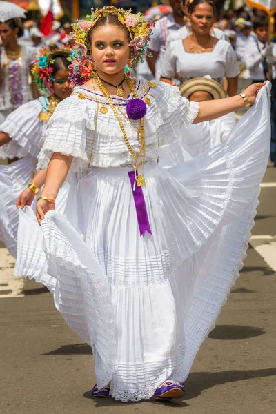 Die pollera aus panama, junge mädchen marschieren bei der parade in c — Stockfoto