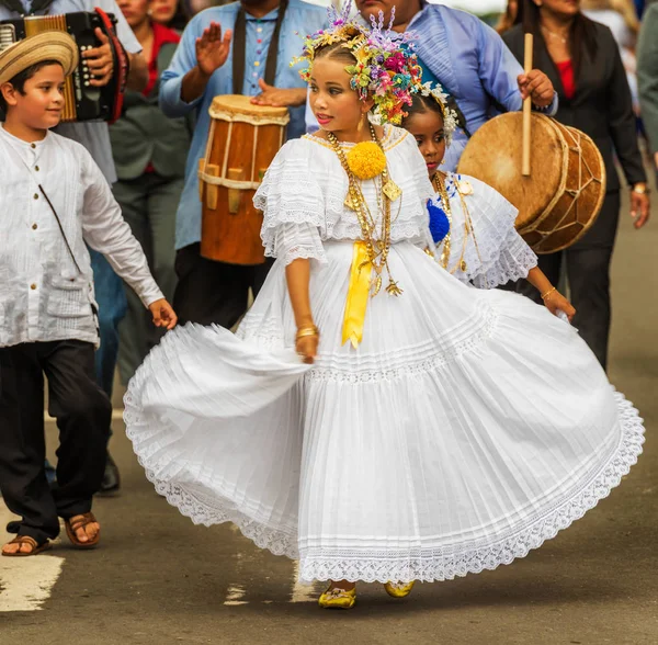 パナマでは、C のパレードで行進している若い女の子から pollera — ストック写真