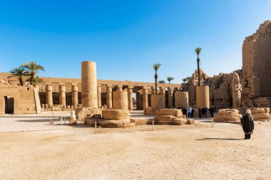 Dikili taş sütunlar ve duvarlarda Karnak Tapınağı Luksor, Mısır 
