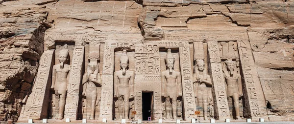 O Templo da Rainha Nefertiti em Abu Simbel, na margem do Lago — Fotografia de Stock