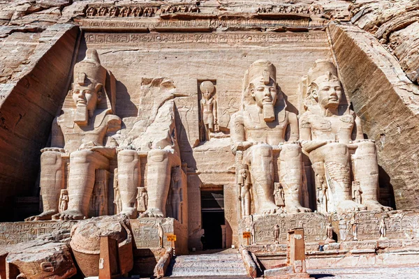 Entrada para o templo do rei Ramsés II em Abu Simbel, no Egito . — Fotografia de Stock