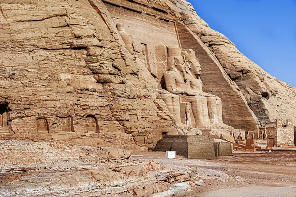 Entrada para o templo do rei Ramsés II em Abu Simbel, no Egito . — Fotografia de Stock
