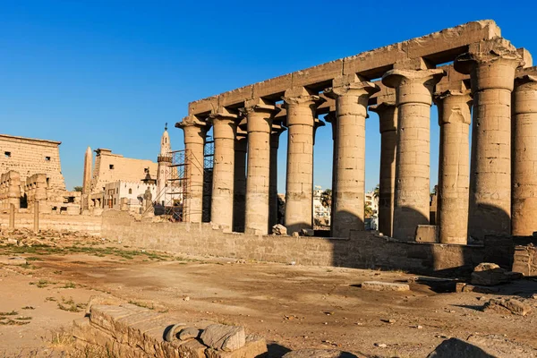 Pilares y obelisco en el Templo de Luxor en Egipto —  Fotos de Stock