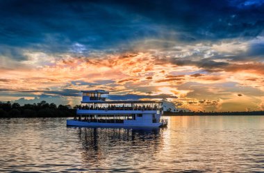 Gün batımı peyzaj Zambezi Nehri üzerinde