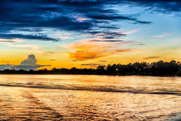 Atardecer paisaje sobre el río Zambezi — Foto de Stock