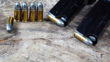 Madde işaretleri ve ahşap üzerine silah