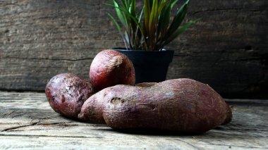 Ahşap üzerine tatlı patates