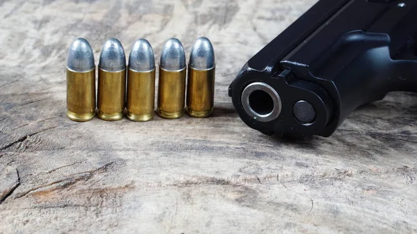 Bullets and gun on the wood — Stock Photo, Image