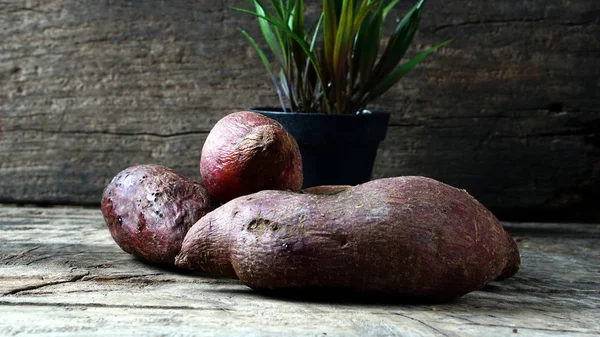 Ahşap üzerine tatlı patates
