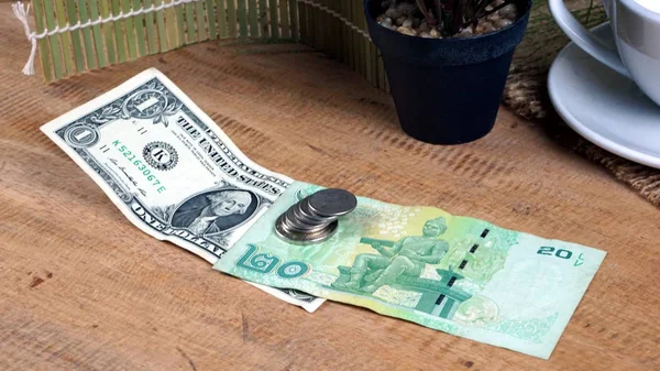 Nás dolary a thajského bahtu. Výměna peněz. — Stock fotografie