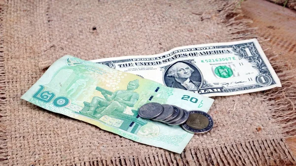 Bize dolar ve Tay bahts. Fiyat değişimi.