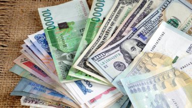 Bize dolar, Kore Wonu, Euro Bono ve bazı para faturaları ve banknot