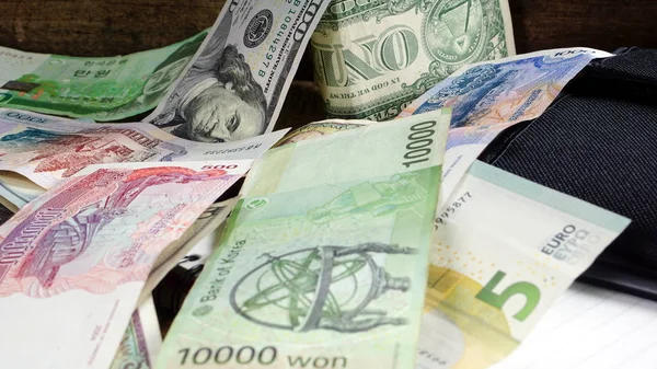 USD, korejský Won, Euro bankovky a nějaké peníze, účty a bankovky — Stock fotografie