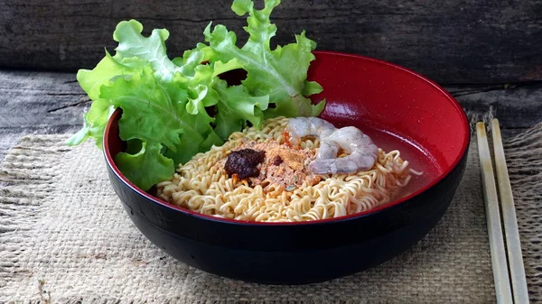 Anlık erişte tom yum kung