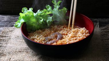 Anlık erişte tom yum kung