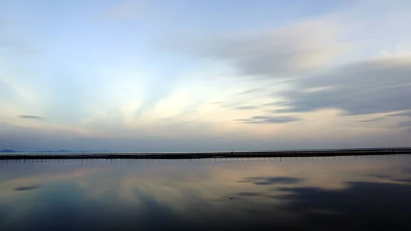 Blauer Himmel und Wolken — Stockfoto