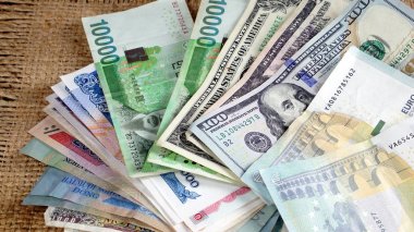 Bize dolar, Kore Wonu, Euro Bono ve bazı para faturaları ve banknot.