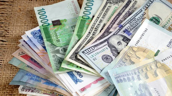 USD, korejský Won, Euro bankovky a nějaké peníze, účty a bankovky. — Stock fotografie