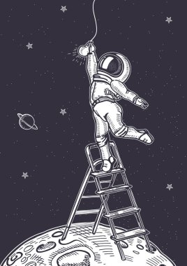 Astronot merdivenlerde dururken bir ampulü beceriyor..