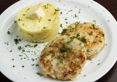 Ev yapımı Kızarmış köfte beyaz plaka üzerinde patates püresi ile yakın çekim