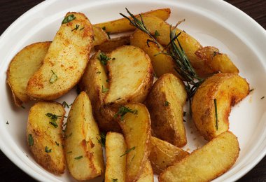 Gourmet Baharatlı Patates Dondurması 'nı kapatıyoruz. Üstünde Herb var. Beyaz Arkaplanda İzole Edilmiş.