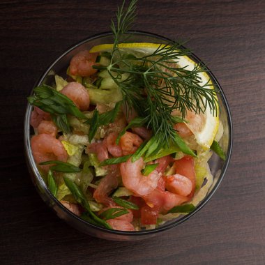 beyaz zemin üzerine deniz mahsulleri salatası